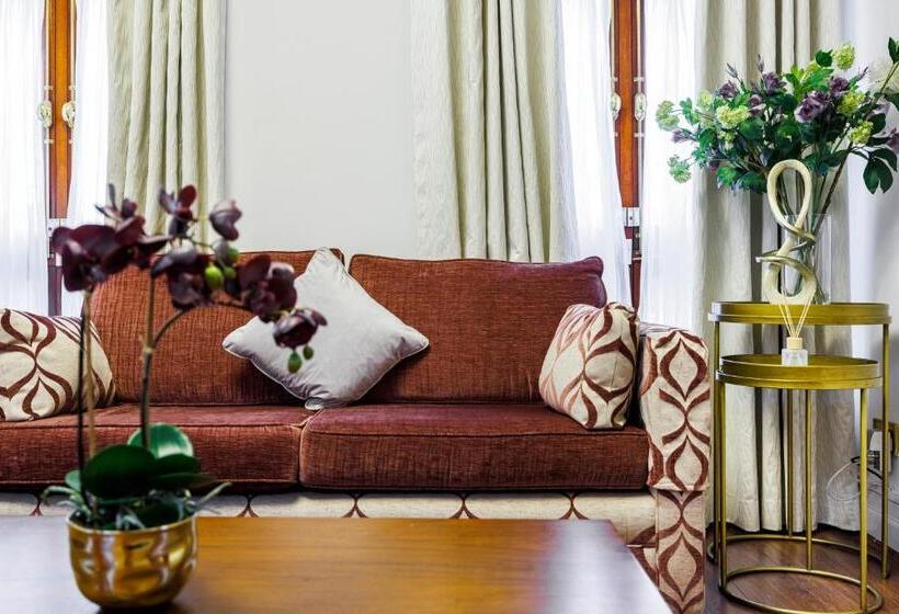 带两个卧室的复式公寓, Carlton Court Mayfair