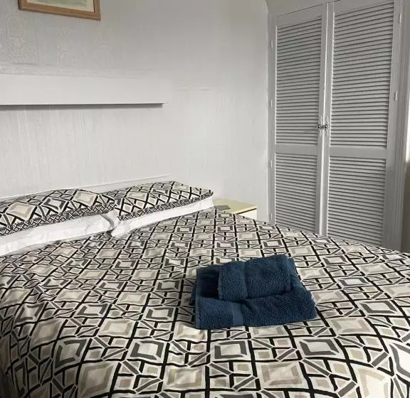 اتاق استاندارد سه نفره, Earlsmere