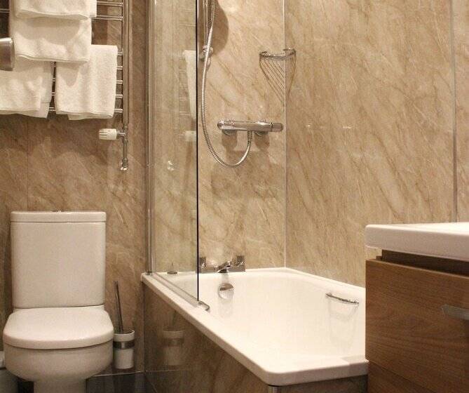 غرفة عائلية, Exeter Court