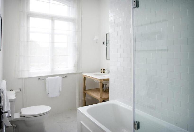 디럭스 룸 킹사이즈 침대, Rooms By Bistrot Pierre At The Crescent Inn