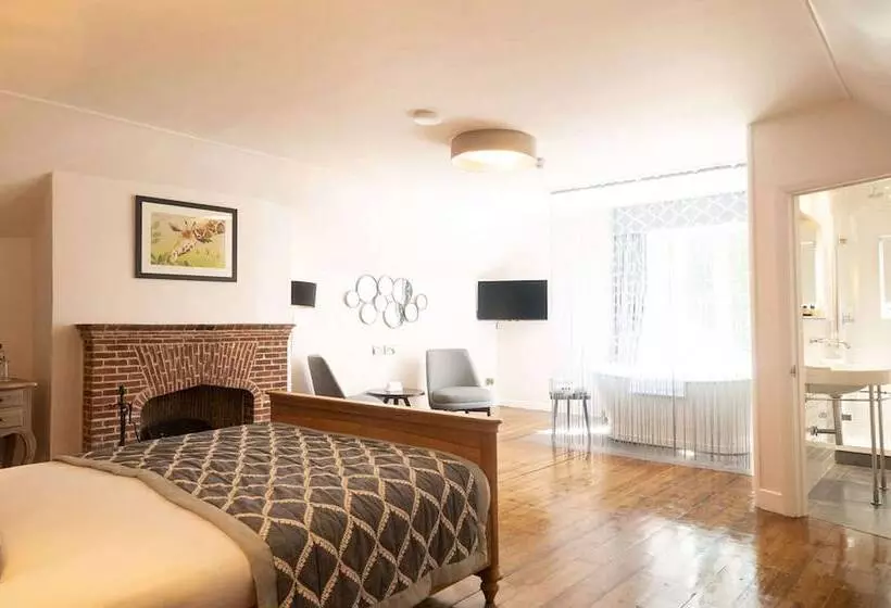 Deluxe Room, The Olde Bell, Bw Signature Collection