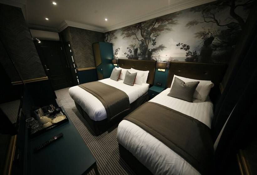 豪华三人间, The Portico