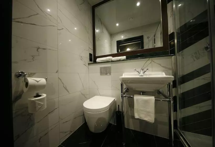 デラックスの4人部屋, The Portico