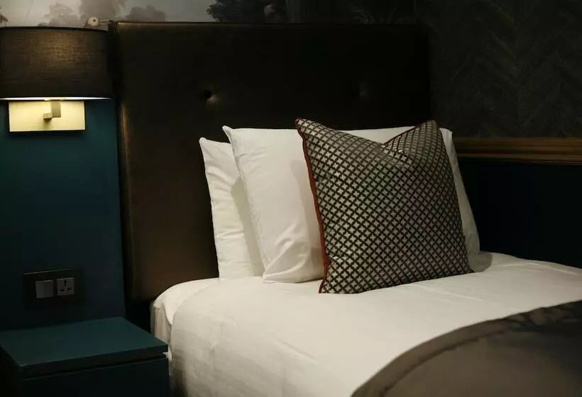 デラックスの4人部屋, The Portico