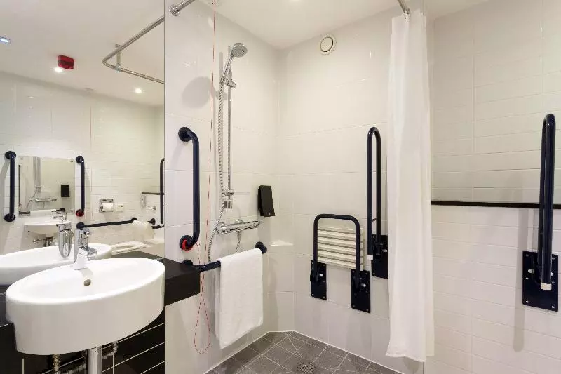 身障者適用スタンダードルーム, Holiday Inn Express Harlow, An Ihg