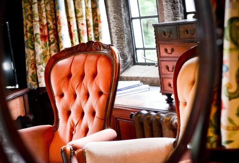 סוויטה נוף לגינה, Lewtrenchard Manor