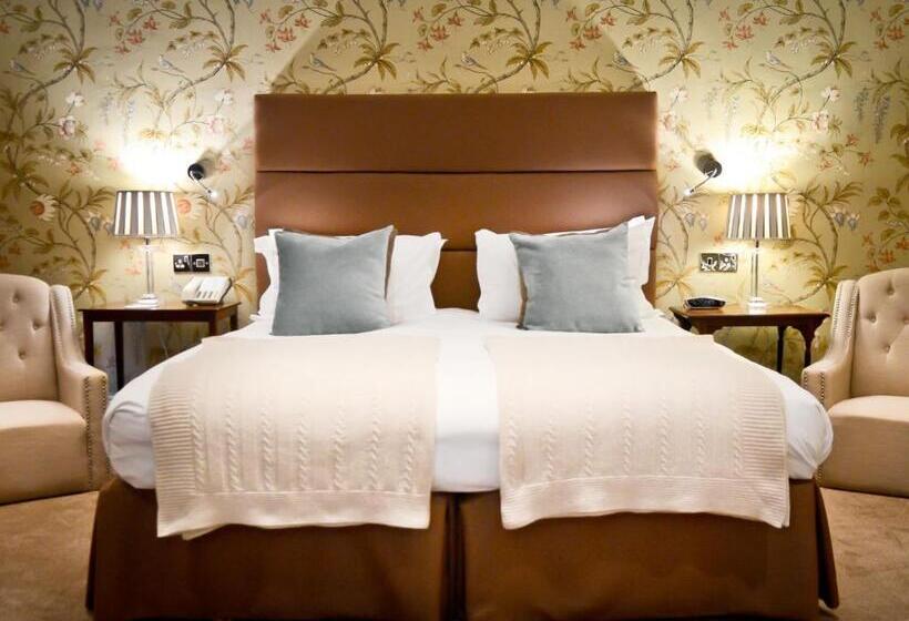 סוויטה נוף לגינה, Lewtrenchard Manor