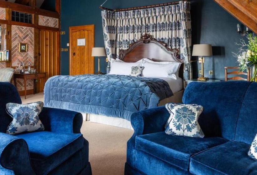 جناح مزود بتراس, The Priory