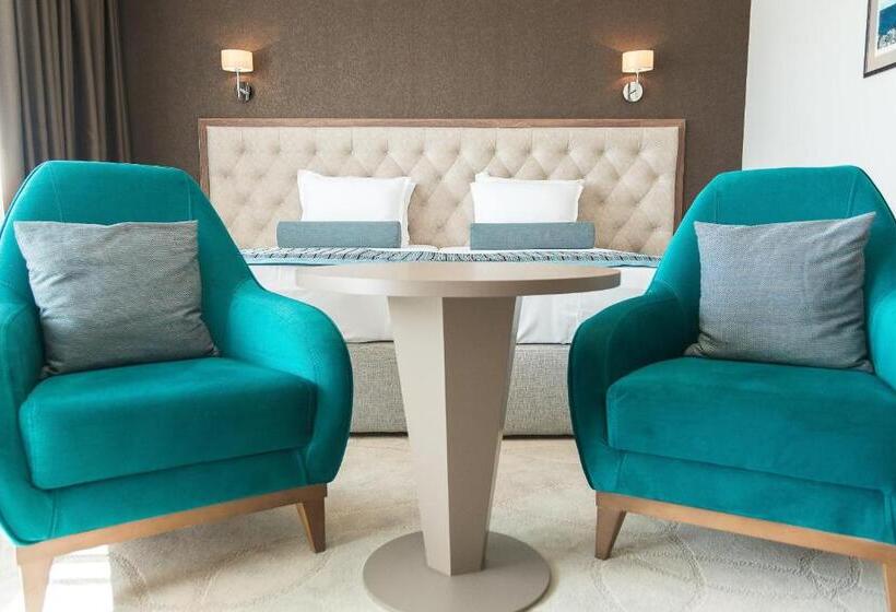 디럭스 룸, Cherno More