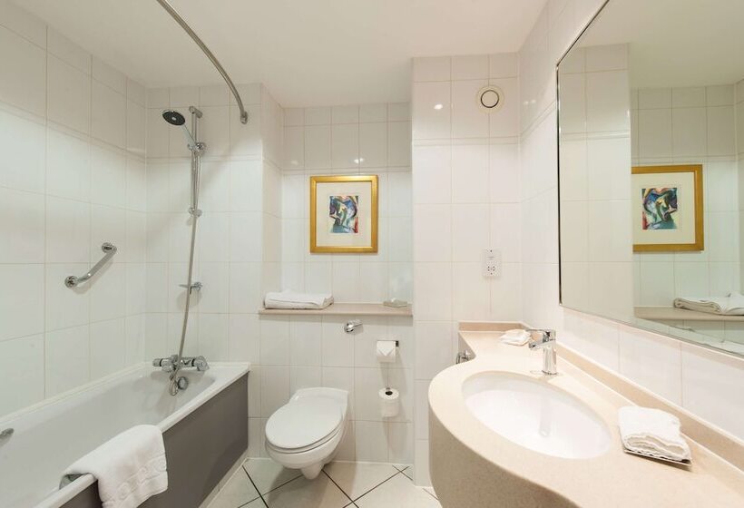 Номер Deluxe, Doubletree By Hilton Glasgow Strathclyde