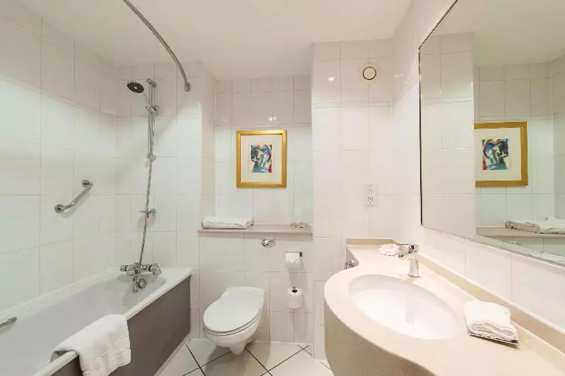 キングサイズベッドのスタンダードルーム, Doubletree By Hilton Glasgow Strathclyde