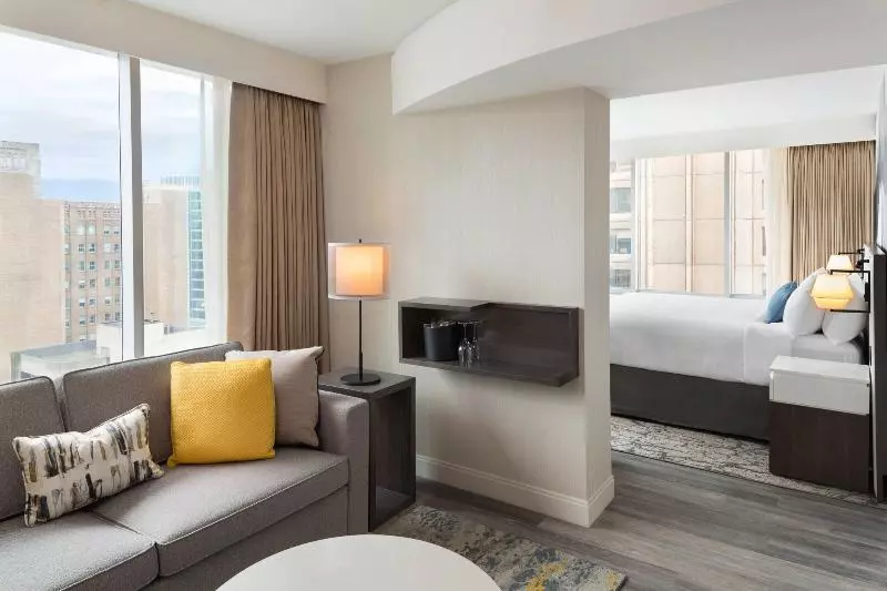 キングサイズベッドのスイートルーム, Delta Hotels By Marriott Vancouver Downtown Suites