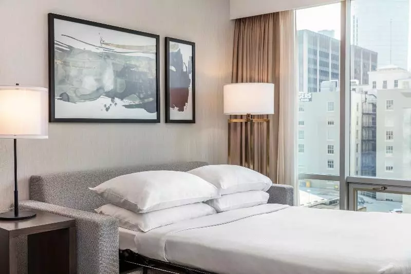 キングサイズベッドのスイートルーム, Delta Hotels By Marriott Vancouver Downtown Suites