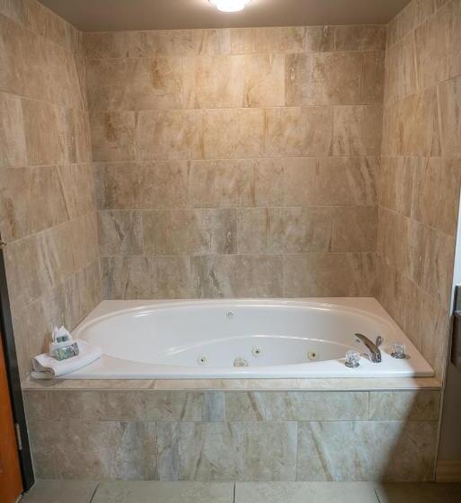 이그제큐티브 스위트 킹침대, Pocaterra Inn & Waterslide