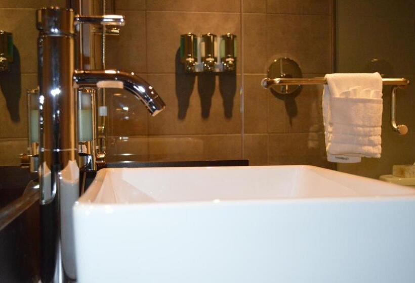 جناح جونيور, Hôtel Baker