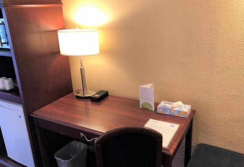 キングサイズベッドのスタンダードルーム, Revelstoke Lodge