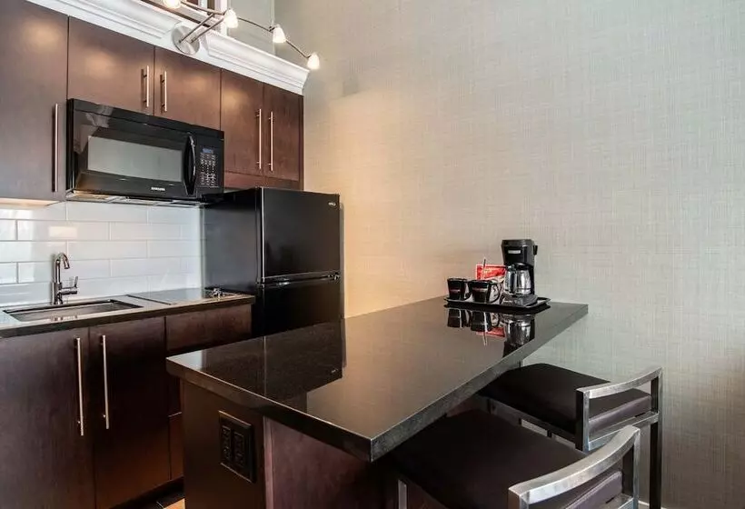سوییت, Sandman Hotel Vancouver Airport