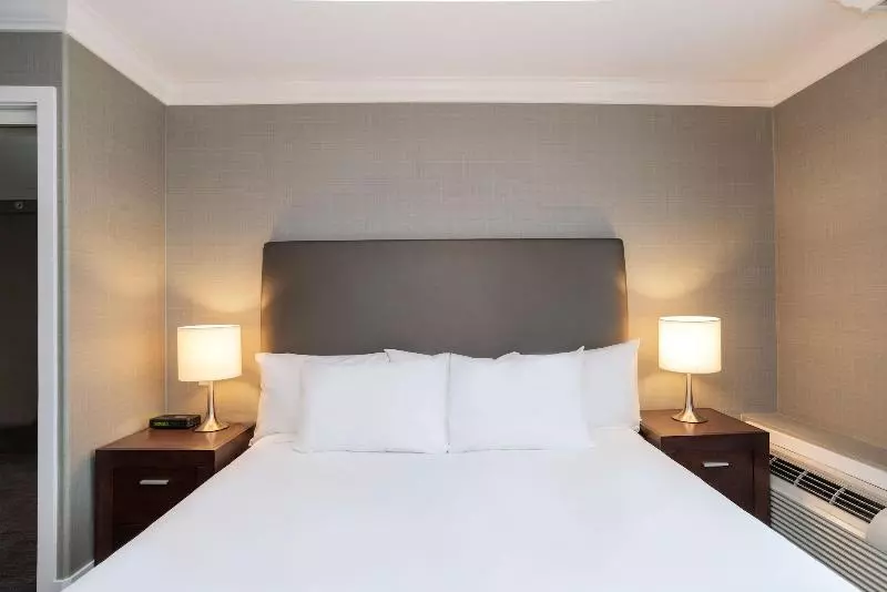 اتاق اجرایی با تخت بزرگ, Sandman Hotel Vancouver Airport