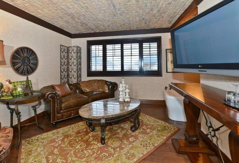 מיטת קינג בסוויטה, Prestige Lakeside Resort, Worldhotels Elite