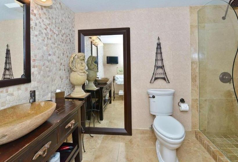 מיטת קינג בסוויטה, Prestige Lakeside Resort, Worldhotels Elite