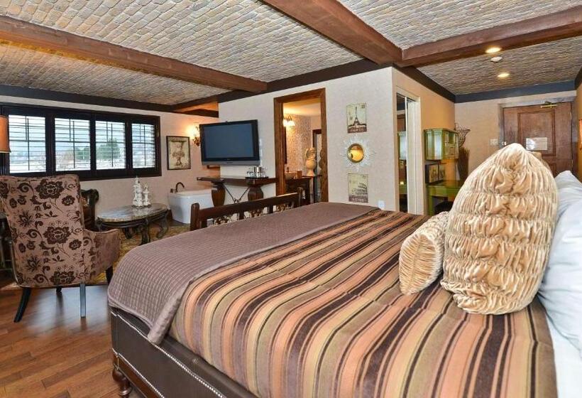 מיטת קינג בסוויטה, Prestige Lakeside Resort, Worldhotels Elite