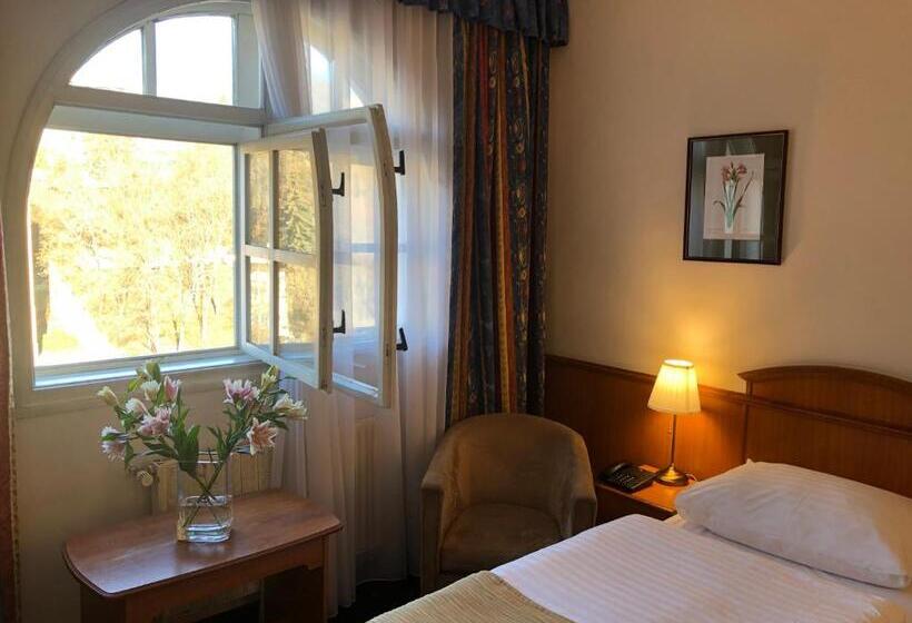 Quarto Estandar Individual, Kavalir