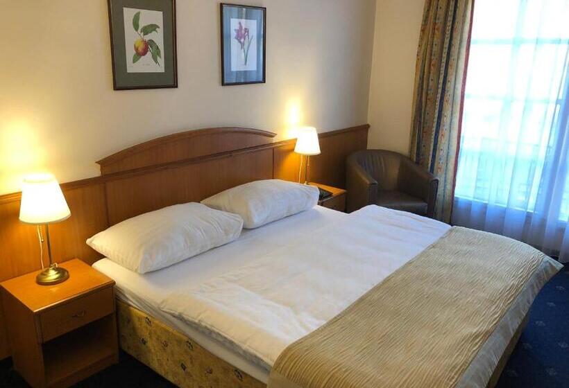 Quarto Estandar, Kavalir