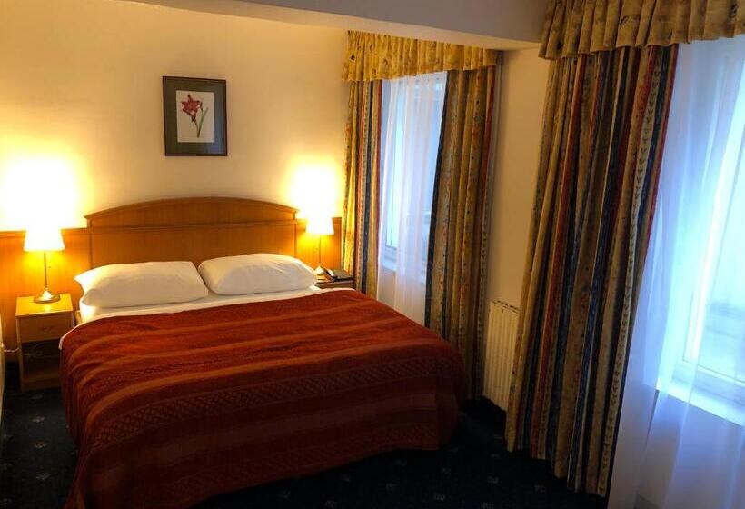 Quarto Estandar, Kavalir