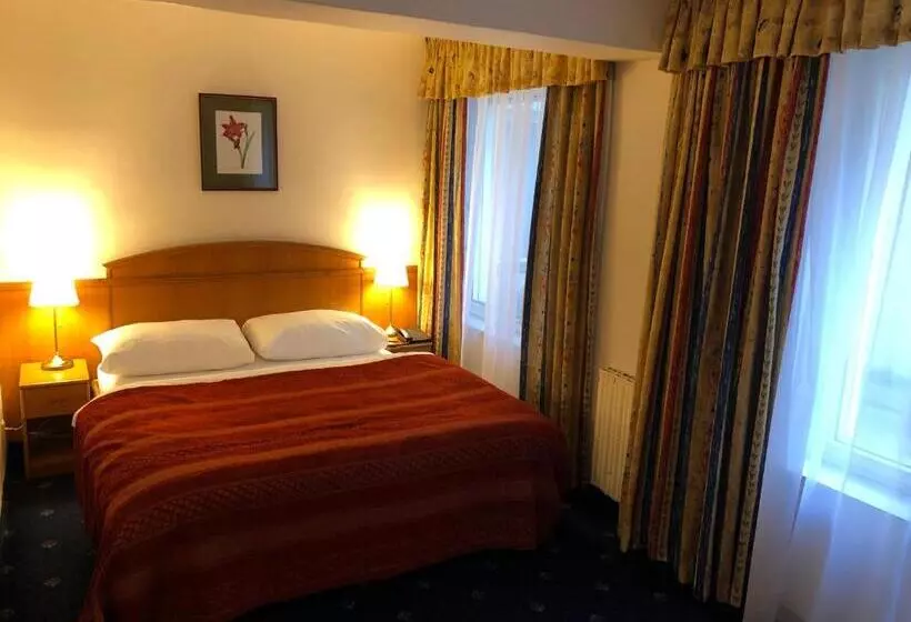 Quarto Estandar, Kavalir