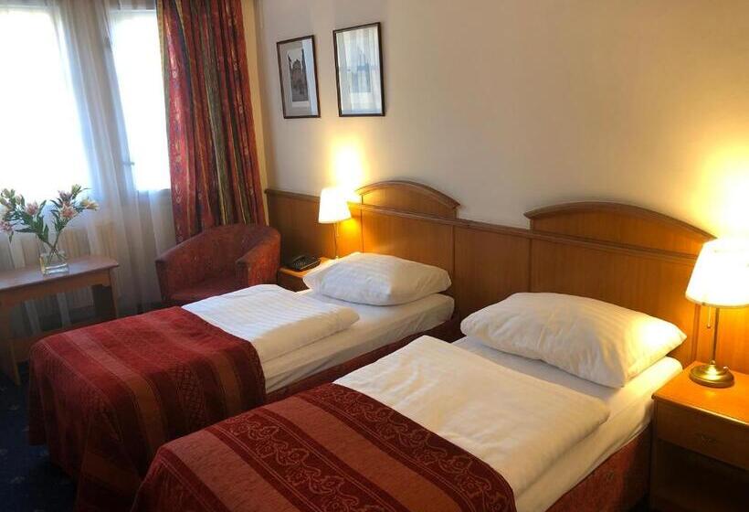 Quarto Estandar, Kavalir