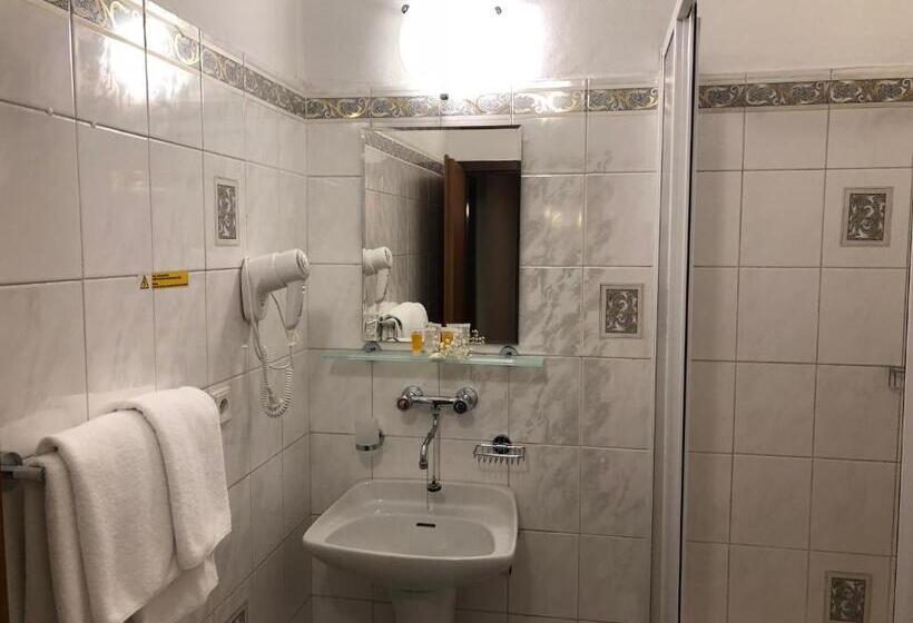 Quarto Triplo Estandar, Kavalir