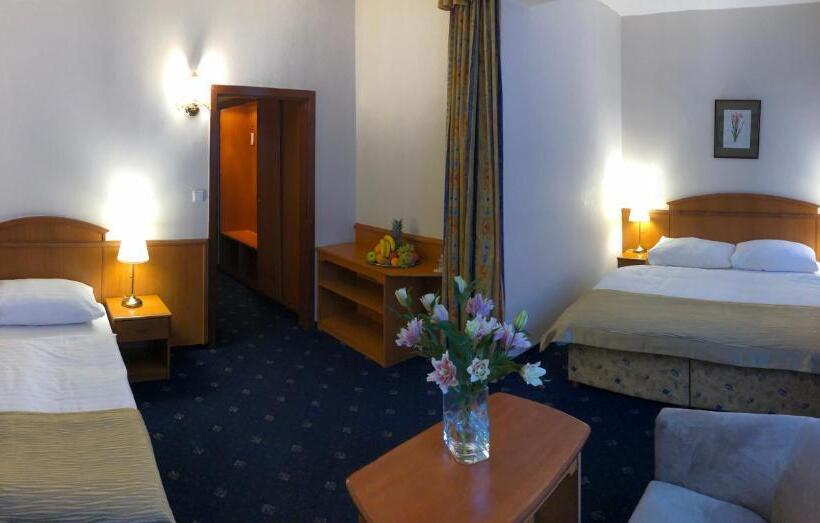 Quarto Triplo Estandar, Kavalir