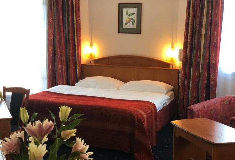 Quarto Triplo Estandar, Kavalir