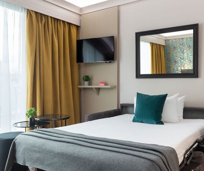 Номер Стандарт Трехместный, Hôtel Charlemagne By Happyculture