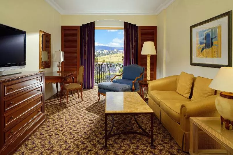 キングサイズベッドのジュニアスイート, Sheraton Addis, A Luxury Collection Hotel, Addis Ababa