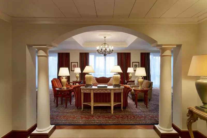 キングサイズベッドのジュニアスイート, Sheraton Addis, A Luxury Collection Hotel, Addis Ababa