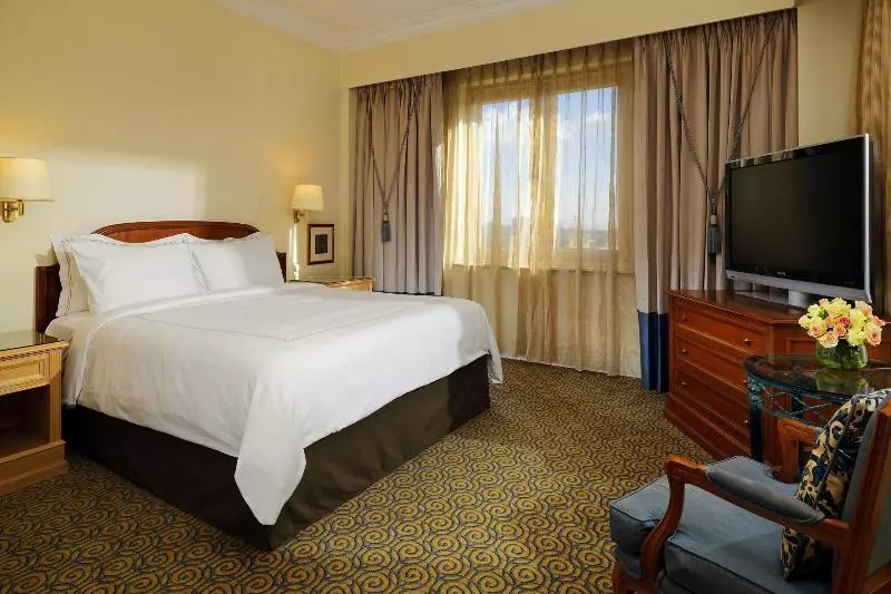 キングサイズベッドのジュニアスイート, Sheraton Addis, A Luxury Collection Hotel, Addis Ababa