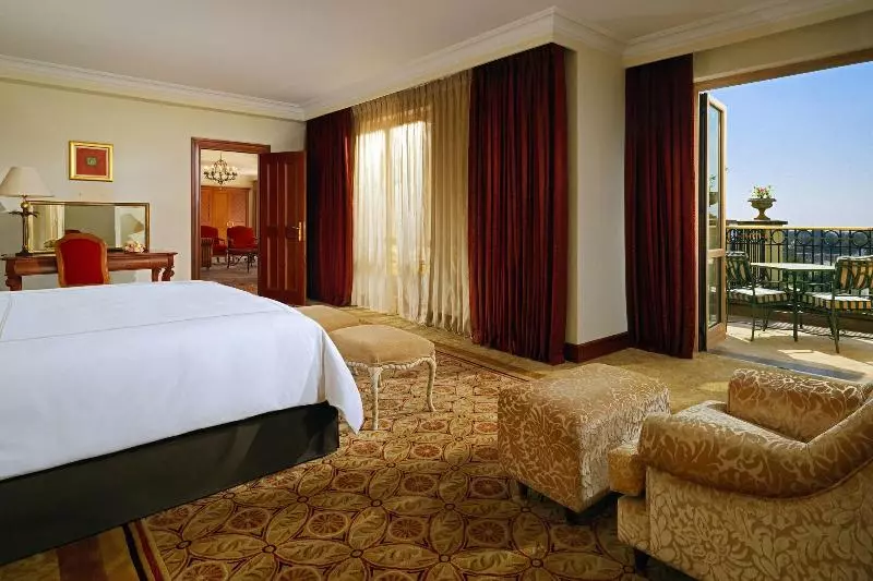 キングサイズベッドのジュニアスイート, Sheraton Addis, A Luxury Collection Hotel, Addis Ababa