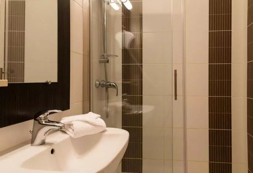 اتاق استاندارد چهار تخته, Hôtel Le Seize, Nice Centre