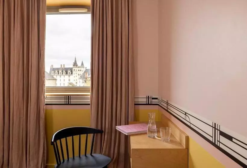 اتاق سوپریور, L'hôtel