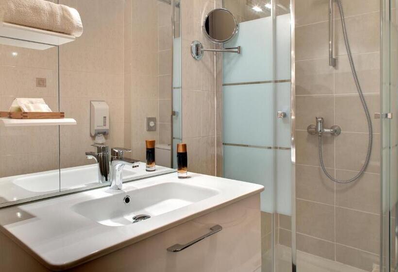 气派的三人房间, Logis Hôtel Du Midi   Saint Etienne Sud