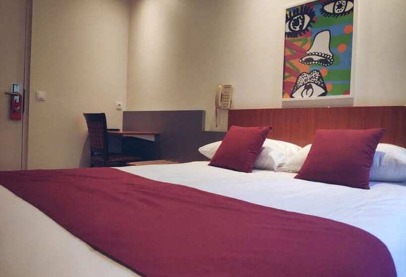Habitación Superior, Little