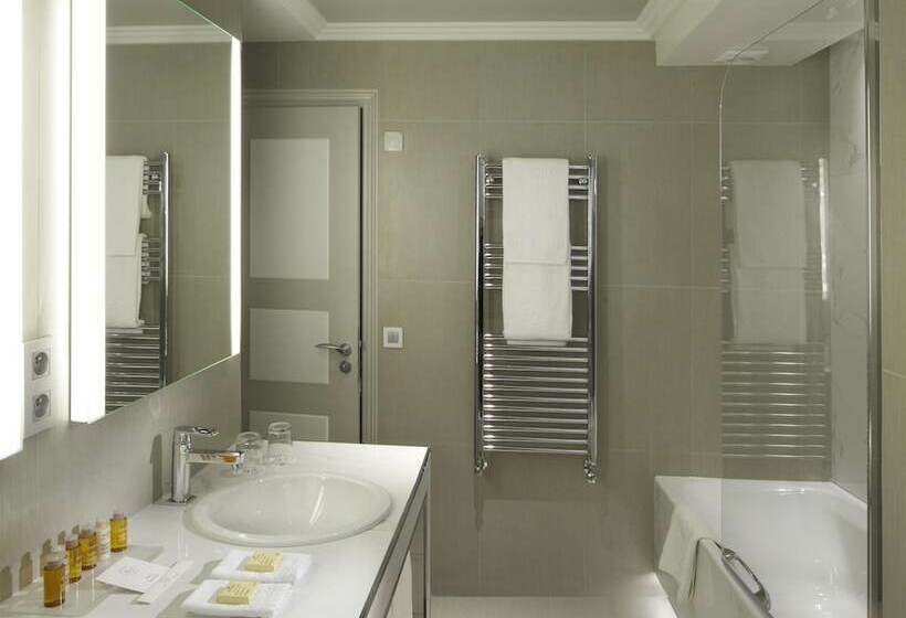 جناح جونيور, Rochester Champs Elysees