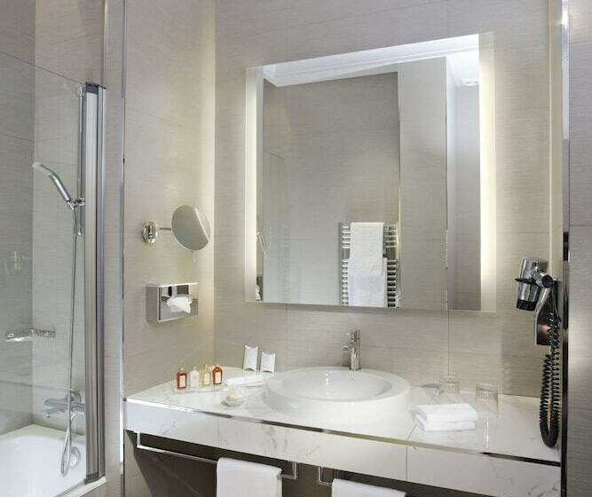 جناح جونيور, Rochester Champs Elysees