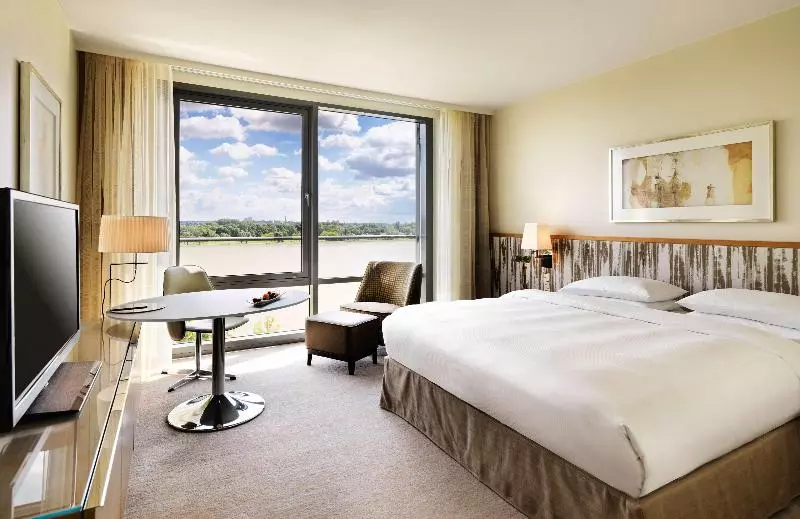 キングサイズベッドのクラブルーム, Hyatt Regency Mainz