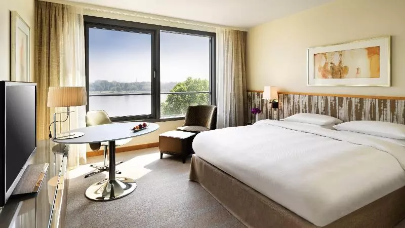 キングサイズベッドのクラブルーム, Hyatt Regency Mainz
