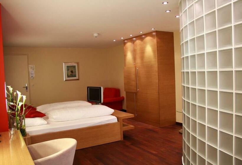 Полулюкс, Restaurant Schwan