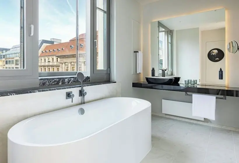 سوییت, Luc, Autograph Collection