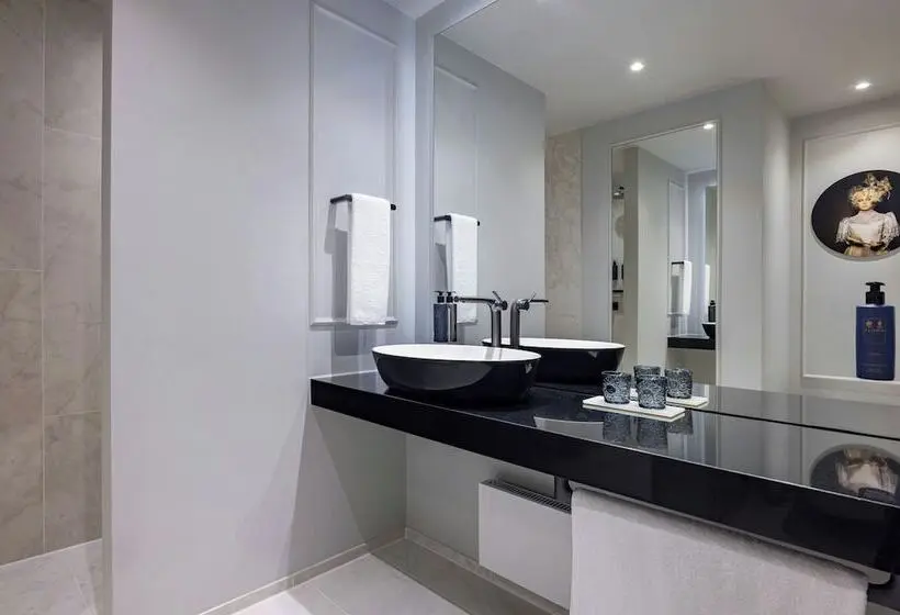 سوییت جونیور, Luc, Autograph Collection