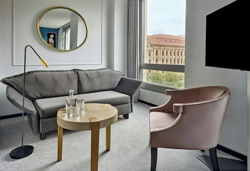 سوییت جونیور, Luc, Autograph Collection